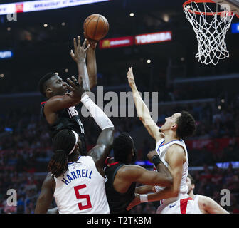 Los Angeles, California, USA. 3 apr, 2019. Houston Rockets' Clint Capela (15) germogli durante un'NBA Basketball gioco tra Los Angeles Clippers e Houston Rockets, Mercoledì, Aprile 3, 2019 a Los Angeles. Credito: Ringo Chiu/ZUMA filo/Alamy Live News Foto Stock