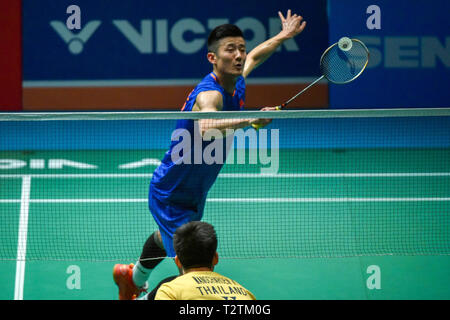 Kuala Lumpur, Malesia. 4 apr, 2019. Chen a lungo della Cina compete durante la Malaysia Open Uomini Singoli Secondo turno il match contro Kantaphon Wangcharoen di Thailandia a Kuala Lumpur, Malesia, 4 aprile 2019. Chen Long ha vinto 2-0. Credito: Chong Voon Chung/Xinhua/Alamy Live News Foto Stock