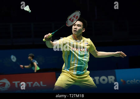 Kuala Lumpur, Malesia. 4 apr, 2019. Kantaphon Wangcharoen della Thailandia compete durante la Malaysia Open Uomini Singoli Secondo turno match contro la rielezione di Chen a lungo della Cina di Kuala Lumpur in Malesia, 4 aprile 2019. Chen Long ha vinto 2-0. Credito: Chong Voon Chung/Xinhua/Alamy Live News Foto Stock