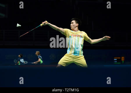 Kuala Lumpur, Malesia. 4 apr, 2019. Kantaphon Wangcharoen della Thailandia compete durante la Malaysia Open Uomini Singoli Secondo turno match contro la rielezione di Chen a lungo della Cina di Kuala Lumpur in Malesia, 4 aprile 2019. Chen Long ha vinto 2-0. Credito: Chong Voon Chung/Xinhua/Alamy Live News Foto Stock