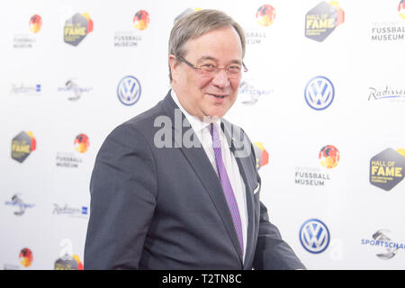 Dortmund, Deutschland. 1 Aprile, 2019. Armin LASCHET (primo ministro del Land Renania settentrionale-Vestfalia), il Ministro Presidente, busto ritratto, tappeto rosso prima della cerimonia di premiazione per la apertura della Hall of Fame del tedesco Fuvuball su 01.04.2019 a Dortmund/Germania. € | Utilizzo di credito in tutto il mondo: dpa/Alamy Live News Foto Stock