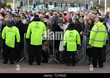 Steward all'ingresso di Aintree, Liverpool, Merseyside. 4th aprile 2019. Il famoso evento di corse di cavalli accoglie gli appassionati di moda e Street style in questa speciale sfilata delle più costose moda femminili. Glamour da corsa donne in abiti eleganti, Signore in abiti avvolgenti, abiti floreali, amabili, affascinanti, eleganti, splendidi, impressionanti, magnifiche, prestigiose, eleganti camici alla moda, eleganti e sfarzosi patroni, adorabili, affascinanti, eleganti, splendidi cappelli, copricapi e finery di moda con alta moda, partecipano all'evento National Hunt Racing. Credito. MWI/AlamyLiveNews Foto Stock