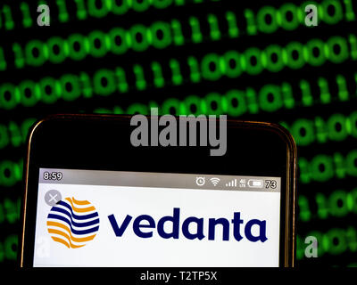 L'Ucraina. 4 apr, 2019. In questa foto illustrazione un la Vedanta Resources si vede il logo visualizzato su uno smart phone Credit: Igor Goiovniov SOPA/images/ZUMA filo/Alamy Live News Foto Stock