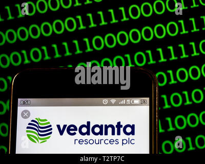 L'Ucraina. 4 apr, 2019. In questa foto illustrazione un la Vedanta Resources si vede il logo visualizzato su uno smart phone Credit: Igor Goiovniov SOPA/images/ZUMA filo/Alamy Live News Foto Stock