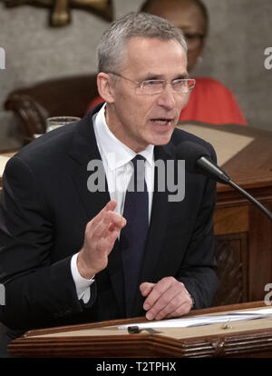 Washington, Distretto di Columbia, Stati Uniti d'America. 3 apr, 2019. Jens Stoltenberg, Segretario Generale dell'Organizzazione del Trattato del Nord Atlantico (NATO) risolve una sessione congiunta del Congresso degli Stati Uniti del Campidoglio di Washington il Mercoledì, Aprile 3, 2019 Credit: Ron Sachs/CNP/ZUMA filo/Alamy Live News Foto Stock