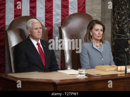 Washington, Distretto di Columbia, Stati Uniti d'America. 3 apr, 2019. Il Vicepresidente degli Stati Uniti Mike Pence, sinistra e portavoce della Camera dei rappresentanti degli Stati Uniti Nancy Pelosi (Democratico della California), a destra di ascoltare come Jens Stoltenberg, Segretario Generale dell'Organizzazione del Trattato del Nord Atlantico (NATO) risolve una sessione congiunta del Congresso degli Stati Uniti del Campidoglio di Washington il Mercoledì, Aprile 3, 2019 Credit: Ron Sachs/CNP/ZUMA filo/Alamy Live News Foto Stock