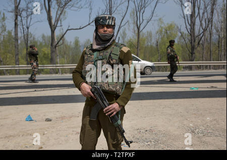 Srinagar Kashmir. 4 apr, 2019. Esercito indiano e di paramilitari troopers guardia a fianco di un'autostrada nella periferia di Srinagar Kashmir, 4 aprile 2019. Competenti nel Kashmir ha detto mercoledì che nessun traffico civile sarebbe consentito di velo su autostrada in irrequieta regione per due giorni in una settimana in vista del grande movimento delle forze di governo durante il prossimo in India elezioni generali. Credito: Javed Dar/Xinhua/Alamy Live News Foto Stock