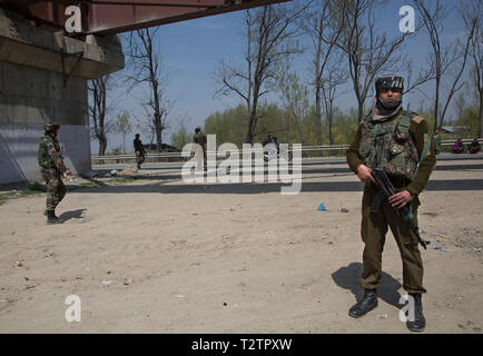 Srinagar Kashmir. 4 apr, 2019. Esercito indiano e di paramilitari troopers guardia a fianco di un'autostrada nella periferia di Srinagar Kashmir, 4 aprile 2019. Competenti nel Kashmir ha detto mercoledì che nessun traffico civile sarebbe consentito di velo su autostrada in irrequieta regione per due giorni in una settimana in vista del grande movimento delle forze di governo durante il prossimo in India elezioni generali. Credito: Javed Dar/Xinhua/Alamy Live News Foto Stock