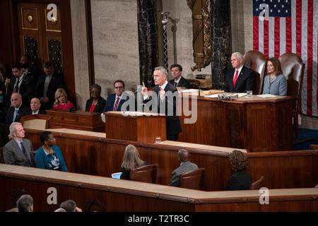 Jens Stoltenberg, Segretario Generale dell'Organizzazione del Trattato del Nord Atlantico (NATO) risolve una sessione congiunta del Congresso degli Stati Uniti del Campidoglio di Washington il Mercoledì, 3 aprile 2019. Guardando da destra ci sono Vice Presidente Mike Pence, sinistra e portavoce della Camera dei rappresentanti degli Stati Uniti Nancy Pelosi (Democratico della California), a destra. Credito: Ron Sachs/CNP | Utilizzo di tutto il mondo Foto Stock