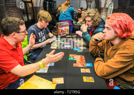 Il tabacco Dock, Londra, Regno Unito, 4 aprile 2019. Visitatori giocare Asmodee board game '7 Wonders". I videogamer, gli sviluppatori e la console per giocatori di tutte le età ancora una volta si incontrano a EGX Rezzed a Londra nel Dock di tabacco, che presenta gli ultimissimi giochi, compresa la pre-release, come pure per incoraggiare i visitatori a provare e riprodurre entrambi i videogiochi interattivi come pure qualche vecchio giochi da tavola. Rezzed corre aprile 4-6th ed è parte dei giochi di Londra Festival. Credito: Imageplotter/Alamy Live News Foto Stock