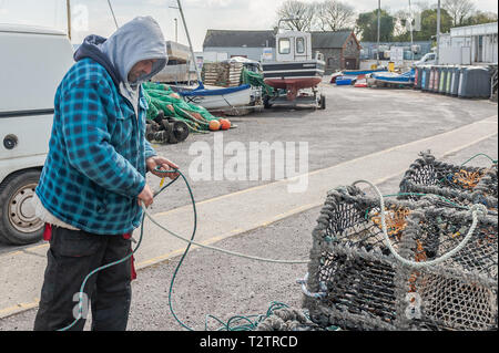 Schull, West Cork, Irlanda. 1 apr, 2019. Un pescatore locale prepara i suoi granchi e aragoste di vasi per un viaggio di pesca su una calda e soleggiata giornata. Il giorno rimarrà soleggiato con docce sparse con top temps di 6 a 9°C. Credito: Andy Gibson/Alamy Live News. Foto Stock