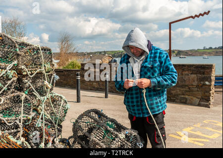 Schull, West Cork, Irlanda. 1 apr, 2019. Un pescatore locale prepara i suoi granchi e aragoste di vasi per un viaggio di pesca su una calda e soleggiata giornata. Il giorno rimarrà soleggiato con docce sparse con top temps di 6 a 9°C. Credito: Andy Gibson/Alamy Live News. Foto Stock