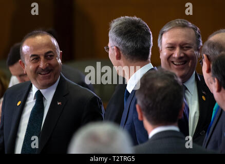 Washington, Stati Uniti d'America. 04 apr, 2019. Mevlüt Çavu·0·lu (l-r), il Ministro degli esteri turco, Jens Stoltenberg, il Segretario generale della NATO e Mike Pompeo, il Segretario di Stato americano, ridere poco prima dell'inizio della riunione dei Ministri degli Esteri per contrassegnare il settantesimo anniversario della fondazione della NATO di Washington. Credito: Ralf Hirschberger/dpa/Alamy Live News Foto Stock