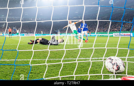 Gelsenkirchen, Deutschland. 03 apr, 2019. Il portiere Alexander NUEBEL (NÜBEL) (GER) è battuto, Max KRUSE (HB) cheers, calcio DFB Cup, quarti di finale, FC Schalke 04 (GE) - SV Werder Bremen (HB) 0: 2, su 03.04.2019 a Gelsenkirchen/Germania. ## DFL regolamenti vietano qualsiasi uso di fotografie come sequenze di immagini e/o quasi-video ### utilizzo del credito in tutto il mondo: dpa/Alamy Live News Foto Stock