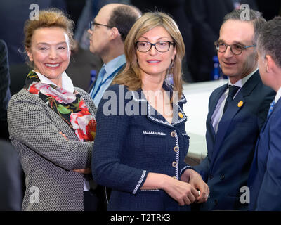 Washington, Stati Uniti d'America. 04 apr, 2019. Marija Pej·inovi· Buri· (l-r), il ministro degli Esteri della Croazia, Ekaterina Zaharieva, ministro degli Esteri di Bulgaria e Heiko Maas (SPD), il ministro degli Affari Esteri, ridere poco prima dell'inizio della riunione dei Ministri degli Esteri in occasione del settantesimo anniversario della fondazione della NATO di Washington. Credito: Ralf Hirschberger/dpa/Alamy Live News Foto Stock