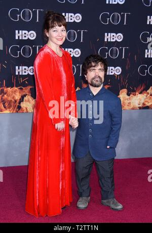 Erica Schmidt, Peter Dinklage presso gli arrivi per il gioco dei troni Finale Season premiere su HBO, Radio City Music Hall al Rockefeller Center di New York, NY Aprile 3, 2019. Foto di: RCF/Everett Collection Foto Stock