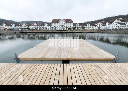 Bad Karlshafen (Germania). 04 apr, 2019. Vista del nuovo bacino portuale con il molo di legno. Dopo diciotto mesi di costruzione, la porta è di essere ufficialmente inaugurata il 11 maggio. Credito: Uwe Zucchi/dpa/Alamy Live News Foto Stock