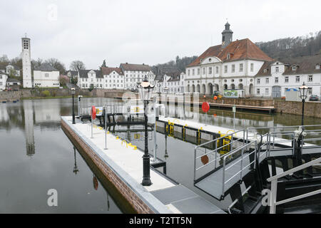 Bad Karlshafen (Germania). 04 apr, 2019. Vista del nuovo bacino portuale e il nuovo bloccaggio di Bad Karlshafen (sulla destra il municipio). Dopo diciotto mesi di costruzione, la porta è di essere ufficialmente inaugurata il 11 maggio. Credito: Uwe Zucchi/dpa/Alamy Live News Foto Stock