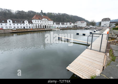 Bad Karlshafen (Germania). 04 apr, 2019. Vista del nuovo bacino portuale con i moli per imbarcazioni sportive (di fronte al municipio). Dopo diciotto mesi di costruzione, la porta è di essere ufficialmente inaugurata il 11 maggio. Credito: Uwe Zucchi/dpa/Alamy Live News Foto Stock