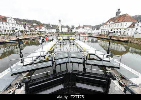 Bad Karlshafen (Germania). 04 apr, 2019. Vista del nuovo bacino portuale e il nuovo bloccaggio di Bad Karlshafen (sulla destra il municipio). Dopo diciotto mesi di costruzione, la porta è di essere ufficialmente inaugurata il 11 maggio. Credito: Uwe Zucchi/dpa/Alamy Live News Foto Stock