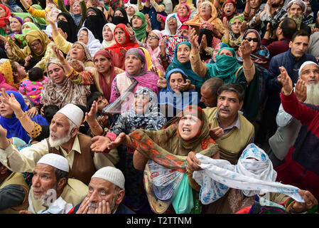 Srinagar, Jammu e Kashmir in India. 4 apr, 2019. Kashmir devoti musulmani visto alzando le mani mentre pregando per le benedizioni come il sacerdote capo visualizza una reliquia credeva di essere dalla barba del Profeta Muhammad (PBSL) durante le celebrazioni.Migliaia di musulmani riuniti al Santuario Hazratbal in Srinagar a segnare la vigilia di Meraj-U-Alam, Ascensione del Profeta Muhammad (PBSL) al cielo. Credito: Idrees Abbas SOPA/images/ZUMA filo/Alamy Live News Foto Stock