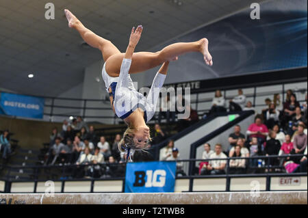 State College, Pennsylvania, USA. 23 Mar, 2019. MASON HOSEK compete sul fascio di equilibrio durante il concorso tenutosi presso la Penn State Rec Hall di State College, Pennsylvania. Credito: Amy Sanderson/ZUMA filo/Alamy Live News Foto Stock