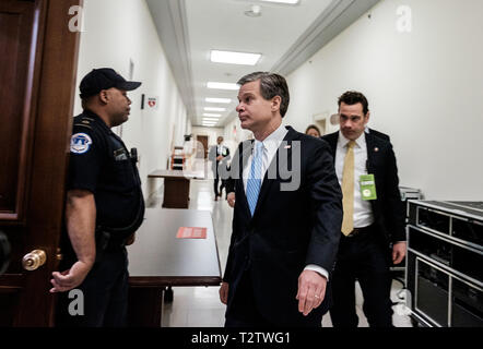 Washington, DC, Stati Uniti d'America. 4 apr, 2019. FBI Direttore Christopher WRAY arriva per Casa stanziamenti Commerce, giustizia, scienza e relative agenzie sottocomitato audizione su Capitol Hill Aprile 4, 2019 a Washington, DC. Il comitato ha sentito testimonianza sulla proposta di bilancio di previsione e la giustificazione per il FY2020 per l'alloggiamento e lo sviluppo urbano del reparto. Credito: Michael A. McCoy/ZUMA filo/Alamy Live News Foto Stock