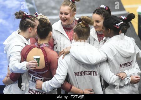 State College, Pennsylvania, USA. 23 Mar, 2019. L'Università di Minnesota huddles durante il concorso tenutosi presso la Penn State Rec Hall di State College, Pennsylvania. Credito: Amy Sanderson/ZUMA filo/Alamy Live News Foto Stock
