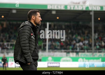 04 aprile 2019, il Land della Baviera, Fürth: Calcio: Seconda Bundesliga, SpVgg Greuther Fürth - dinamo Dresda, XXV Giornata al Sportpark Ronhof Thomas Sommer. Coach Cristian Fiel della dinamo Dresda è la corte prima che il gioco comincia. Foto: Daniel Karmann/dpa - NOTA IMPORTANTE: In conformità con i requisiti del DFL Deutsche Fußball Liga o la DFB Deutscher Fußball-Bund, è vietato utilizzare o hanno utilizzato fotografie scattate allo stadio e/o la partita in forma di sequenza di immagini e/o video-come sequenze di foto. Foto Stock