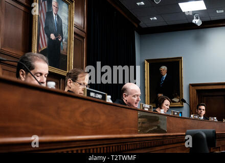 4 aprile 2019 - Washington, DC, Stati Uniti - Membri della casa stanziamenti Commerce, giustizia, scienza e relative agenzie sottocomitato questione FBI Direttore Christopher WRAY durante una casa stanziamenti Commerce, giustizia, scienza e relative agenzie sottocommissione per la Capitol Hill Aprile 4, 2019 a Washington, DC. Il comitato ha sentito testimonianza sulla proposta di bilancio di previsione e la giustificazione per il FY2020 per l'alloggiamento e lo sviluppo urbano del reparto. (Credito Immagine: © Michael A. McCoy/ZUMA filo) Foto Stock