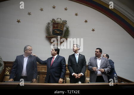 Caracas, Venezuela. 04 apr, 2019. Juan Guaido (secondo da destra), l'auto-proclamato presidente ad interim del Venezuela, prende parte ad un incontro con giovani attivisti nel privato Assemblea Nazionale. L Assemblea Costituente, controllata dalla sentenza socialisti, ha ritirato Guaido di immunità parlamentare. I deputati hanno anche approvato un decreto che dovrebbe continuare il procedimento contro il leader dell opposizione per presunzione d'ufficio. Credito: Rafael Hernández/dpa/Alamy Live News Foto Stock