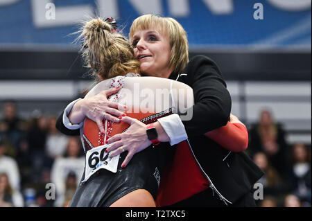 State College, Pennsylvania, USA. 23 Mar, 2019. Università del Nebraska Head Coach HEATHER ORLO E SIERRA HASSEL abbraccio durante il concorso tenutosi presso la Penn State Rec Hall di State College, Pennsylvania. Credito: Amy Sanderson/ZUMA filo/Alamy Live News Foto Stock