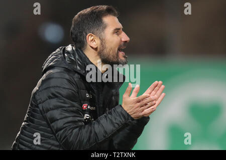 04 aprile 2019, il Land della Baviera, Fürth: Calcio: Seconda Bundesliga, SpVgg Greuther Fürth - dinamo Dresda, XXV Giornata al Sportpark Ronhof Thomas Sommer. Coach Cristian Fiel della dinamo Dresda gesticulates sul bordo del passo. Foto: Daniel Karmann/dpa - NOTA IMPORTANTE: In conformità con i requisiti del DFL Deutsche Fußball Liga o la DFB Deutscher Fußball-Bund, è vietato utilizzare o hanno utilizzato fotografie scattate allo stadio e/o la partita in forma di sequenza di immagini e/o video-come sequenze di foto. Foto Stock