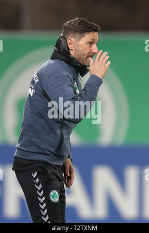 04 aprile 2019, il Land della Baviera, Fürth: Calcio: Seconda Bundesliga, SpVgg Greuther Fürth - dinamo Dresda, XXV Giornata al Sportpark Ronhof Thomas Sommer. Fürth coach Stefan Leitl gesti sul bordo del passo. Foto: Daniel Karmann/dpa - NOTA IMPORTANTE: In conformità con i requisiti del DFL Deutsche Fußball Liga o la DFB Deutscher Fußball-Bund, è vietato utilizzare o hanno utilizzato fotografie scattate allo stadio e/o la partita in forma di sequenza di immagini e/o video-come sequenze di foto. Foto Stock