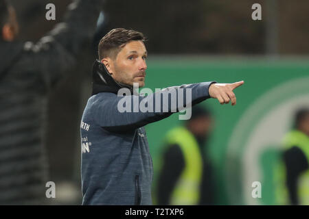 04 aprile 2019, il Land della Baviera, Fürth: Calcio: Seconda Bundesliga, SpVgg Greuther Fürth - dinamo Dresda, XXV Giornata al Sportpark Ronhof Thomas Sommer. Fürth coach Stefan Leitl gesti sul bordo del passo. Foto: Daniel Karmann/dpa - NOTA IMPORTANTE: In conformità con i requisiti del DFL Deutsche Fußball Liga o la DFB Deutscher Fußball-Bund, è vietato utilizzare o hanno utilizzato fotografie scattate allo stadio e/o la partita in forma di sequenza di immagini e/o video-come sequenze di foto. Foto Stock