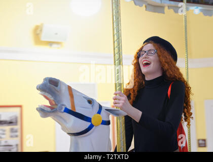 Città Giardino, New York, Stati Uniti d'America. 9 Mar, 2019. CAYLA KEMPF, da Maspeth, Queens, ha un grande sorriso mentre la giostra di equitazione cavallo durante la cerimonia di inaugurazione di Nunley Giostra del murale. Kempf famiglia sia correlato a un partner silenzioso della giostra di proprietari originali, di Murphy è un'azienda. Evento si è tenuto nello storico Nunley la Giostra nel suo padiglione sul Museo Row sull'Isola Lunga. Credito: Ann Parry/ZUMA filo/Alamy Live News Foto Stock