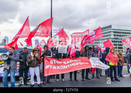 Londra, UK, 04 aprile 2019. I driver di minicab bloccano la strada sul Ponte di Londra per protestare contro il cambiamento di congestione sul noleggio privato radiotaxi. I manifestanti in attesa e ondata di bandiere e cartelli di UPHD (Regno Prenotazione Noleggio driver) e IWGB (lavoratori indipendenti unione di Gran Bretagna). Credito: Graham Prentice/Alamy Live News Foto Stock