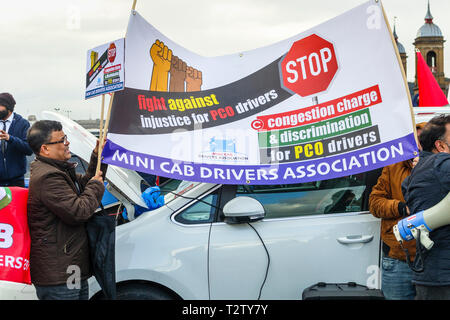 Londra, UK, 04 aprile 2019. I driver di minicab bloccano la strada sul Ponte di Londra per protestare contro il cambiamento di congestione sul noleggio privato radiotaxi. I manifestanti in attesa e ondata di bandiere e cartelli di UPHD (Regno Prenotazione Noleggio driver) e IWGB (lavoratori indipendenti unione di Gran Bretagna). Credito: Graham Prentice/Alamy Live News Foto Stock