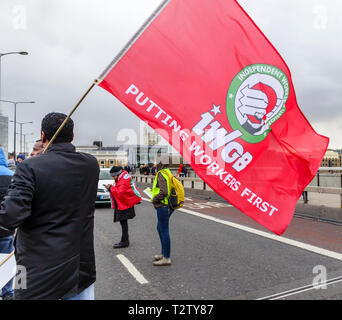 Londra, UK, 04 aprile 2019. I driver di minicab bloccano la strada sul Ponte di Londra per protestare contro il cambiamento di congestione sul noleggio privato radiotaxi. Questo dimostranti trattiene le onde e la bandiera rossa di IWGB (lavoratori indipendenti unione di Gran Bretagna). Credito: Graham Prentice/Alamy Live News Foto Stock