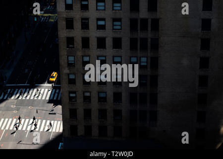 New York, Stati Uniti d'America. 4 apr, 2019. Pedoni di attraversare la strada nel centro di Manhattan, New York City, Stati Uniti, 4 aprile 2019. Credito: Li Muzi/Xinhua/Alamy Live News Foto Stock