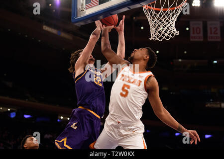 Aprile 04, 2019: Lipscomb bisonti avanti Eli Pepe (22) è bloccata da Texas Longhorns avanti Royce Hamm Jr. (5), in occasione della finale del torneo NIT di gioco tra il Texas Longhorns ed il Lipscomb bisonti al Madison Square Garden di New York, New York. Credito: Kostas Lymperopoulos/CSM Foto Stock