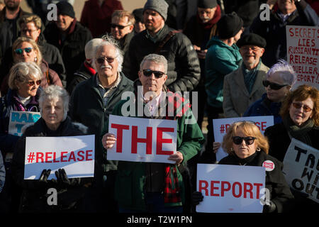 Boston, MA, Stati Uniti d'America 4 aprile 2019. Oltre 500 dimostranti radunati sul Boston Common, attraversata la strada dal Massachusetts State House nel centro di Boston per chiedere il rilascio di Mueller inchiesta negli attuali Stati Uniti Presidente Donald Trump. Manifestazioni di protesta chiedendo il rilascio completo dell'inchiesta Mueller in russo coinvolgimento nel 2016 elezione presidenziale americana e Trump la presunta ostruzione alla giustizia ha avuto luogo nella città di tutta l'America il 4 aprile 2019. Credito: Chuck Nacke / Alamy Live News Foto Stock