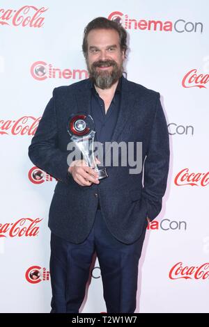 Las Vegas, NV, Stati Uniti d'America. 04 apr, 2019. David Harbour assiste il CinemaCon Grande schermo Achievement Award presso il Colosseo al Caesars Palace on April 04, 2019 a Las Vegas, Nevada. Foto: imageSPACE/MediaPunch/Alamy Live News Foto Stock