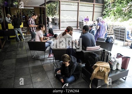 Caracas, Miranda, Venezuela. 4 apr, 2019. Persone visto cercando di ottenere mobili e il segnale internet durante un blackout di corrente nella capitale.Una delle nuove tende e la penuria d'acqua colpisce Venezuela oggi che mantengono savaging l economia del paese nonché paralizza l'industria petrolifera che è costata al paese circa $200 milioni di dollari al giorno secondo gli esperti. Credito: Roman Camacho/SOPA Immagini/ZUMA filo/Alamy Live News Foto Stock