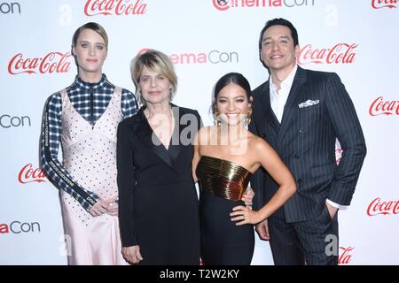 Las Vegas, Nevada, USA. 04 apr, 2019. Mackenzie Davis, Linda Hamilton, Natalia Reyes e Gabriel Luna al CinemaCon Grande schermo Achievement Award presso il Colosseo al Caesars Palace on April 04, 2019 a Las Vegas, Nevada. Foto: imageSPACE Credito: Imagespace/Alamy Live News Foto Stock