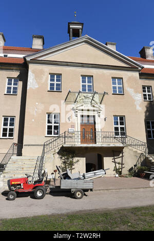 02 aprile 2019, Meclemburgo-Pomerania, Griebenow: la barocca Griebenow Castello, costruito all'inizio del XVIII secolo, è di essere rinnovato. L' edificio barocco eretto dal conte Carl Gustav Rehnschild è stata usata durante la Seconda Guerra Mondiale come una delle mamme ricreazione home, poi come una tubercolosi clinica e dal 1958 al 1990 come una casa di riposo. Dopo la fallita privatizzazione, il 'Barockschloß zu Griebenow e.V." acquistò il castello con tutto il parco il 01 maggio 2003. Il 05.04.2019 il Ministro dell'Economia, del lavoro e della salute, Harry Glawe, prenderà parte nella festosa inizio della costruzione Foto Stock