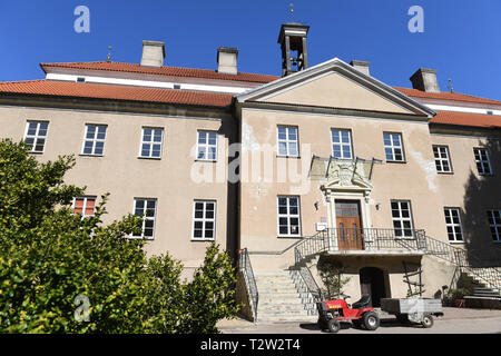 02 aprile 2019, Meclemburgo-Pomerania, Griebenow: la barocca Griebenow Castello, costruito all'inizio del XVIII secolo, è di essere rinnovato. L' edificio barocco eretto dal conte Carl Gustav Rehnschild è stata usata durante la Seconda Guerra Mondiale come una delle mamme ricreazione home, poi come una tubercolosi clinica e dal 1958 al 1990 come una casa di riposo. Dopo la fallita privatizzazione, il 'Barockschloß zu Griebenow e.V." acquistò il castello con tutto il parco il 01 maggio 2003. Il 05.04.2019 il Ministro dell'Economia, del lavoro e della salute, Harry Glawe, prenderà parte nella festosa inizio della costruzione Foto Stock