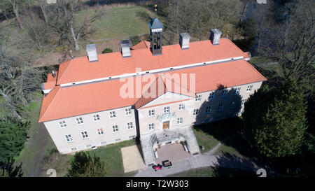 02 aprile 2019, Meclemburgo-Pomerania, Griebenow: la barocca Griebenow Castello, costruito all'inizio del XVIII secolo, è di essere rinnovato. L' edificio barocco eretto dal conte Carl Gustav Rehnschild è stata usata durante la Seconda Guerra Mondiale come una delle mamme ricreazione home, poi come una tubercolosi clinica e dal 1958 al 1990 come una casa di riposo. Dopo la fallita privatizzazione, il 'Barockschloß zu Griebenow e.V." acquistò il castello con tutto il parco il 01 maggio 2003. Il 05.04.2019 il Ministro dell'Economia, del lavoro e della salute, Harry Glawe, prenderà parte nella festosa inizio della costruzione Foto Stock