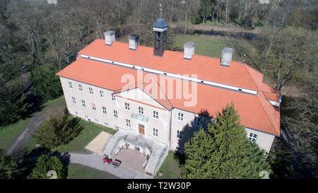 02 aprile 2019, Meclemburgo-Pomerania, Griebenow: la barocca Griebenow Castello, costruito all'inizio del XVIII secolo, è di essere rinnovato. L' edificio barocco eretto dal conte Carl Gustav Rehnschild è stata usata durante la Seconda Guerra Mondiale come una delle mamme ricreazione home, poi come una tubercolosi clinica e dal 1958 al 1990 come una casa di riposo. Dopo la fallita privatizzazione, il 'Barockschloß zu Griebenow e.V." acquistò il castello con tutto il parco il 01 maggio 2003. Il 05.04.2019 il Ministro dell'Economia, del lavoro e della salute, Harry Glawe, prenderà parte nella festosa inizio della costruzione Foto Stock