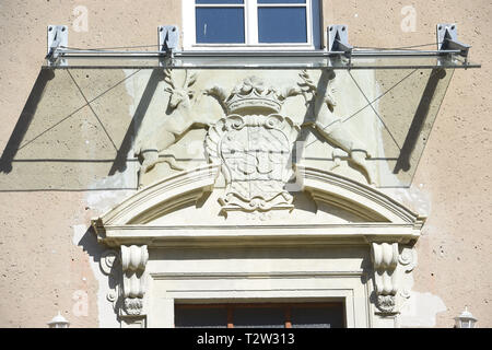 02 aprile 2019, Meclemburgo-Pomerania, Griebenow: la barocca Griebenow Castello, costruito all'inizio del XVIII secolo, è di essere rinnovato. L' edificio barocco eretto dal conte Carl Gustav Rehnschild è stata usata durante la Seconda Guerra Mondiale come una delle mamme ricreazione home, poi come una tubercolosi clinica e dal 1958 al 1990 come una casa di riposo. Dopo la fallita privatizzazione, il 'Barockschloß zu Griebenow e.V." acquistò il castello con tutto il parco il 01 maggio 2003. Il 05.04.2019 il Ministro dell'Economia, del lavoro e della salute, Harry Glawe, prenderà parte nella festosa inizio della costruzione Foto Stock